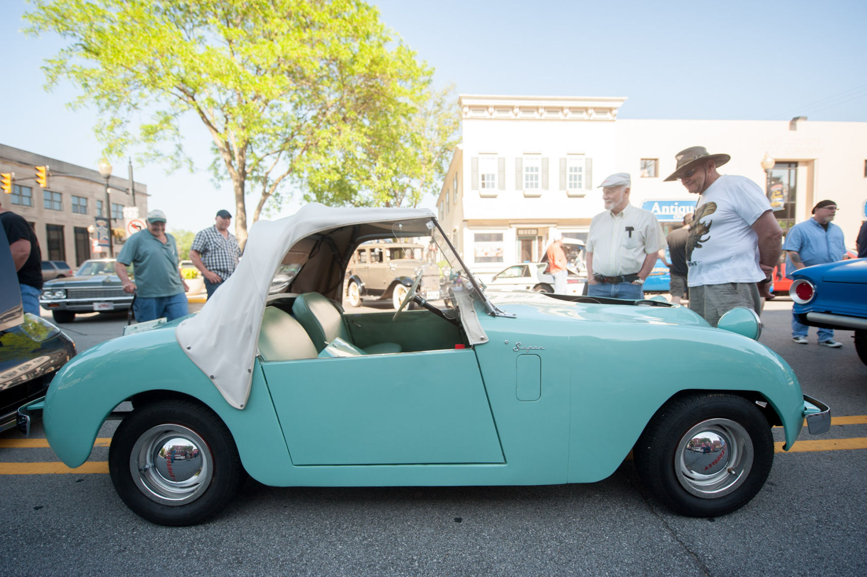 View classic cars at the summertime Car Cruise